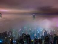 Une ville de nuit. // Source : Pixabay