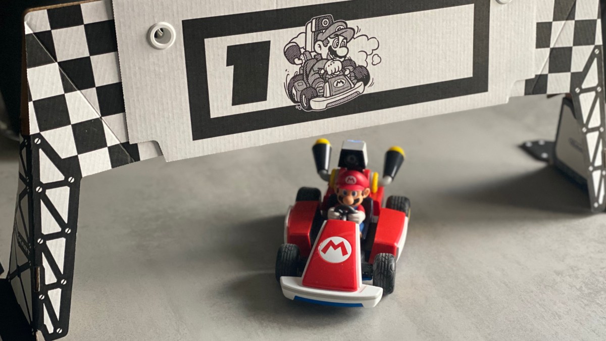Le kart et une porte de Mario Kart Live: Home Circuit // Source : Nintendo Le kart et une porte de Mario Kart Live: Home Circuit // Source : Nintendo