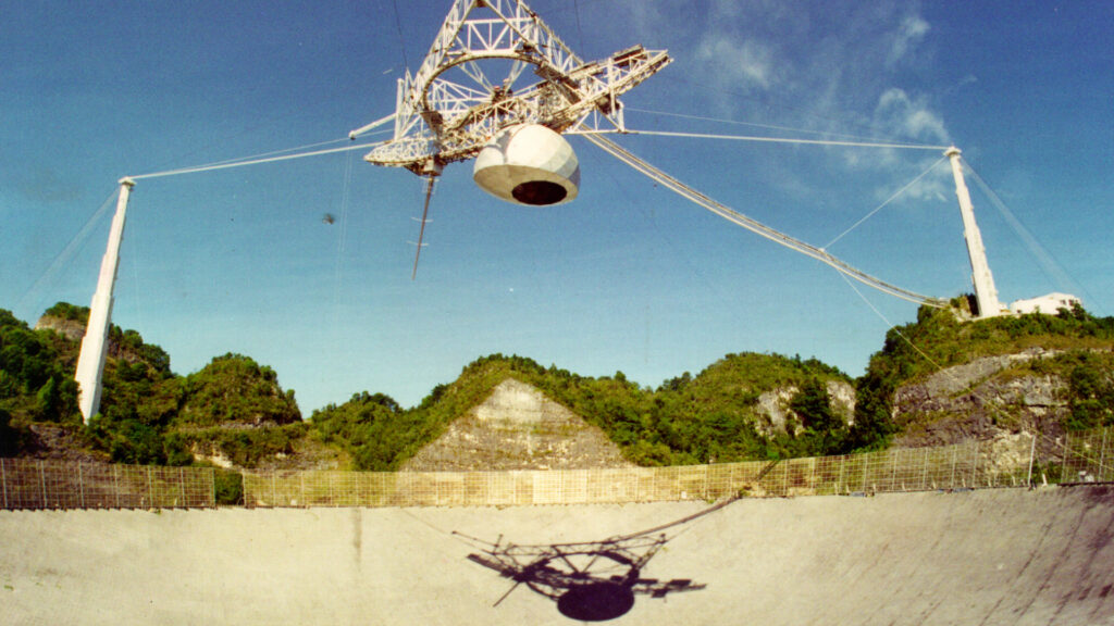 L'observatoire emblématique sera mis hors service. // Source : Arecibo Observatory (photo recadrée) L'observatoire emblématique sera mis hors service. // Source : Arecibo Observatory (photo recadrée)