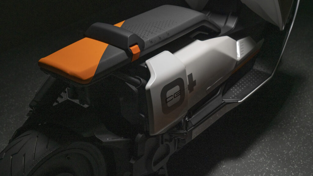L'arrière du scooter BMW Motorrad Definition CE 04 // Source : BMW L'arrière du scooter BMW Motorrad Definition CE 04 // Source : BMW