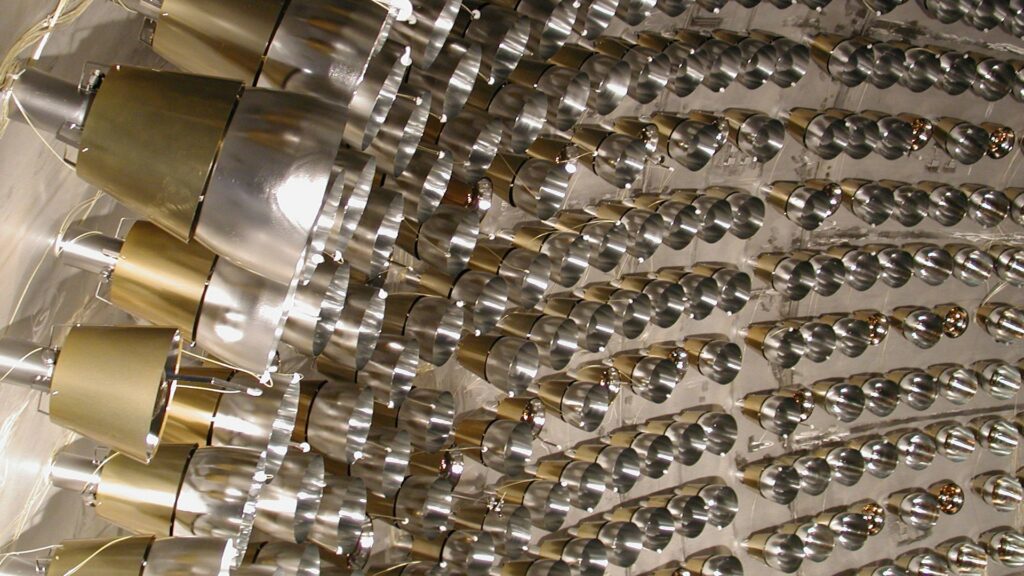 La paroi du détecteur est parsemée de ces petits tubes dédiés au repérage des photons émis par les flashs lumineux lors de la collision neutrino/électron. // Source : Borexino La paroi du détecteur est parsemée de ces petits tubes dédiés au repérage des photons émis par les flashs lumineux lors de la collision neutrino/électron. // Source : Borexino
