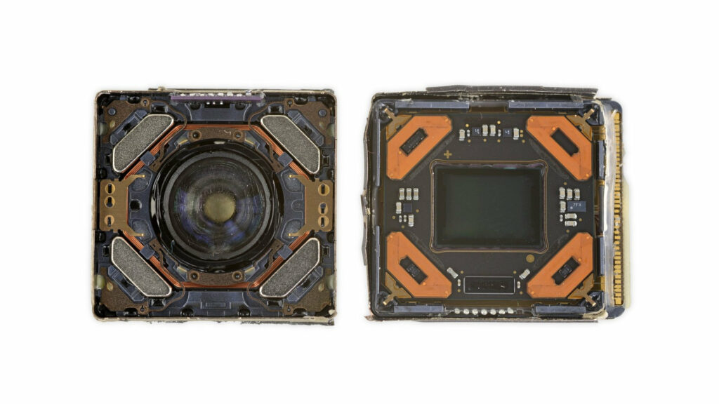 Les gros aimants bien visibles sur le grand angle // Source : iFixit, réutilisation autorisée Les gros aimants bien visibles sur le grand angle // Source : iFixit, réutilisation autorisée