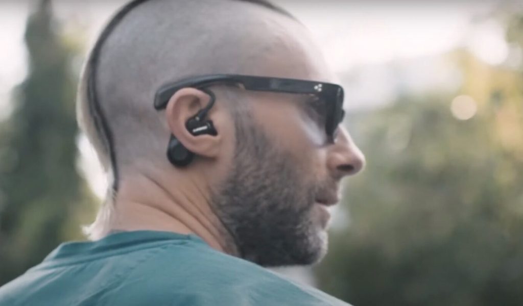 Si même Adam Levine (Maroon 5) n'a pas la classe avec les Shure Aonic 215... // Source : YouTube Shure