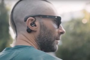 Si même Adam Levine (Maroon 5) n'a pas la classe avec les Shure Aonic 215... // Source : YouTube Shure Si même Adam Levine (Maroon 5) n'a pas la classe avec les Shure Aonic 215... // Source : YouTube Shure