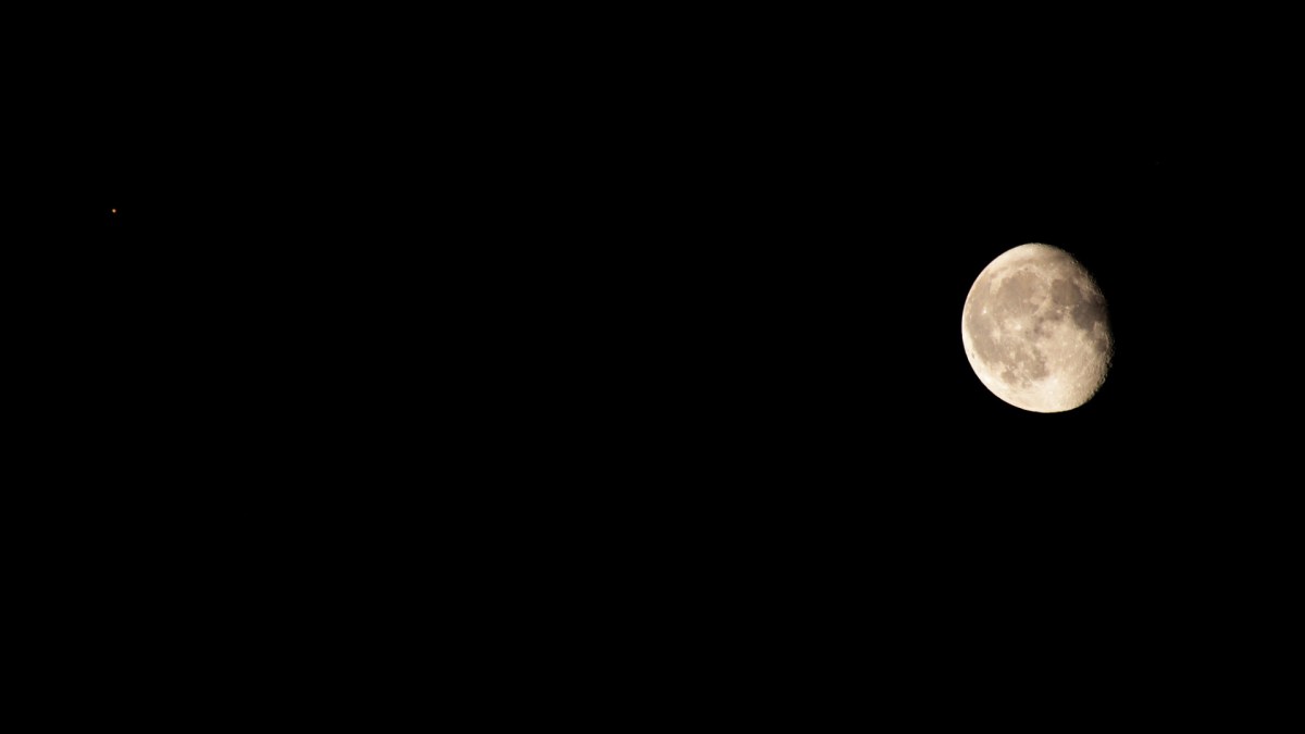 La Lune et Mars. // Source : Flickr/CC/Davide Simonetti (photo recadrée) La Lune et Mars. // Source : Flickr/CC/Davide Simonetti (photo recadrée)