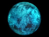 Côté nuit sur Europe (vue d'artiste). // Source : NASA/JPL-Caltech (photo recadrée et modifiée)