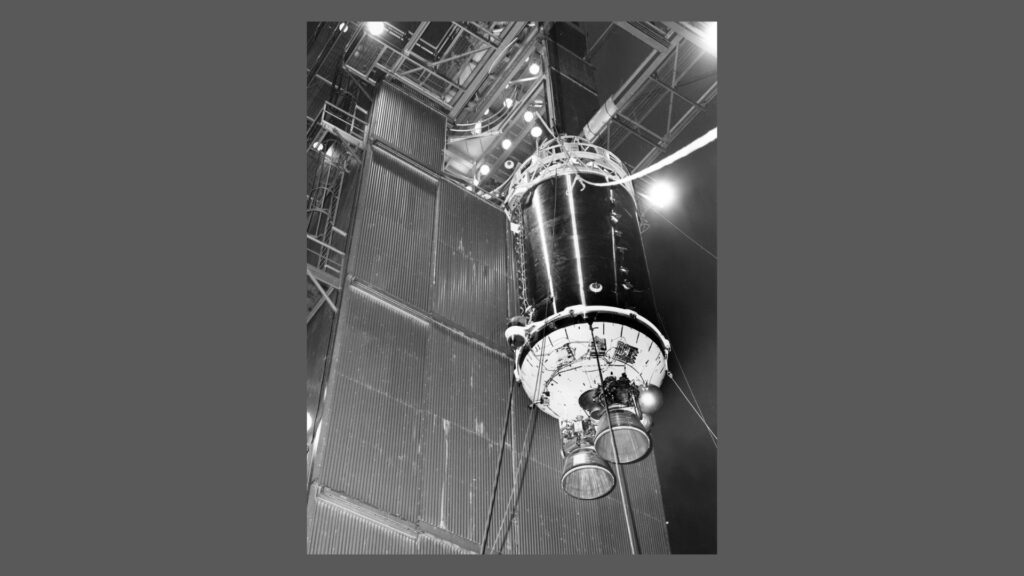 Étage supérieur d'une fusée Centaur (1964), semblable à celui lancé en 1966. // Source : Nasa (photo recadrée) Étage supérieur d'une fusée Centaur (1964), semblable à celui lancé en 1966. // Source : Nasa (photo recadrée)