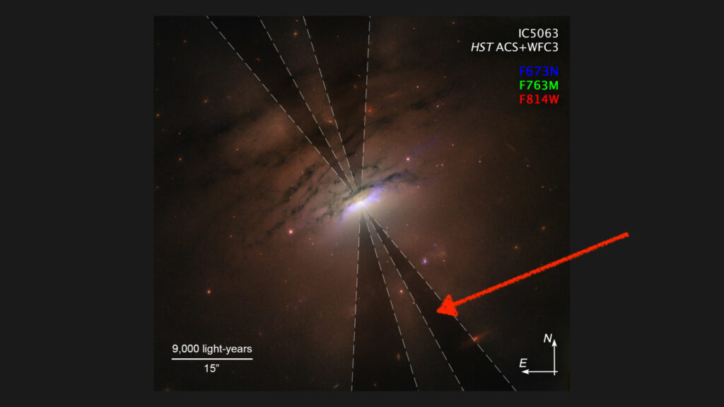 Les ombres vues par Hubble au niveau de la galaxie IC 5063. // Source : NASA, ESA, STScI and W.P. Maksym (CfA) (annotation Numerama) Les ombres vues par Hubble au niveau de la galaxie IC 5063. // Source : NASA, ESA, STScI and W.P. Maksym (CfA) (annotation Numerama)