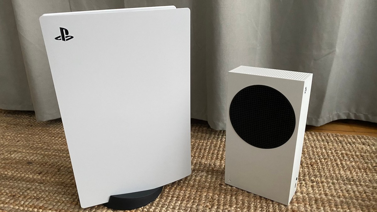 La plus grosse console next-gen (PS5) versus la plus petite (Xbox Series S) // Source : Maxime Claudel pour Numerama La plus grosse console next-gen (PS5) versus la plus petite (Xbox Series S) // Source : Maxime Claudel pour Numerama