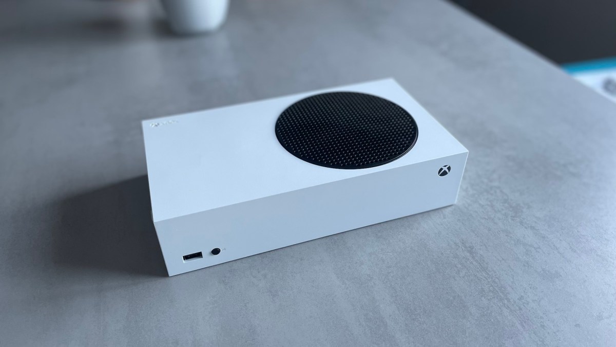 La Xbox Series X quand elle est couchée // Source : Maxime Claudel pour Numerama La Xbox Series X quand elle est couchée // Source : Maxime Claudel pour Numerama