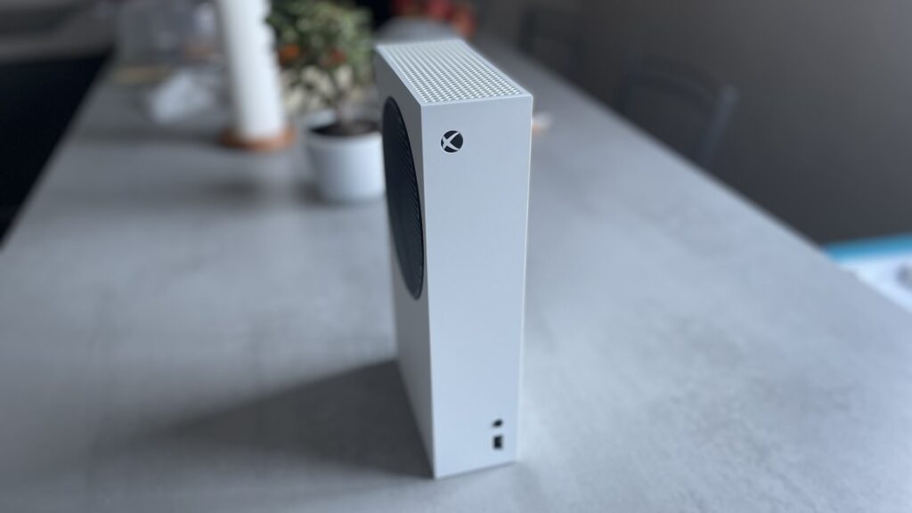La Xbox Series S quand elle est debout // Source : Maxime Claudel pour Numerama La Xbox Series S quand elle est debout // Source : Maxime Claudel pour Numerama