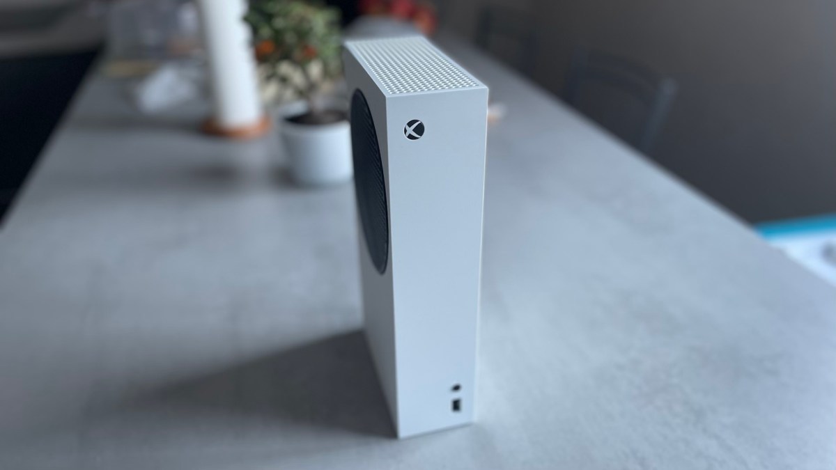 La Xbox Series S quand elle est debout // Source : Maxime Claudel pour Numerama La Xbox Series S quand elle est debout // Source : Maxime Claudel pour Numerama