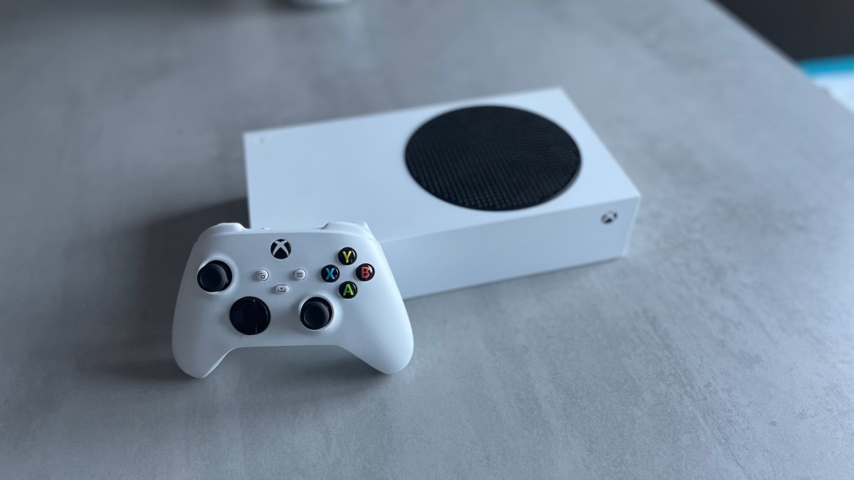 La Xbox Series X et sa manette // Source : Maxime Claudel pour Numerama La Xbox Series X et sa manette // Source : Maxime Claudel pour Numerama