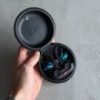 Les écouteurs Shure Aonic 215 dans leur boîtier // Source : Maxime Claudel pour Numerama