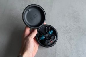 Les écouteurs Shure Aonic 215 dans leur boîtier // Source : Maxime Claudel pour Numerama