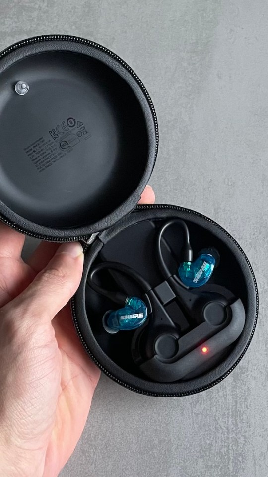 Les écouteurs Shure Aonic 215 dans leur boîtier // Source : Maxime Claudel pour Numerama