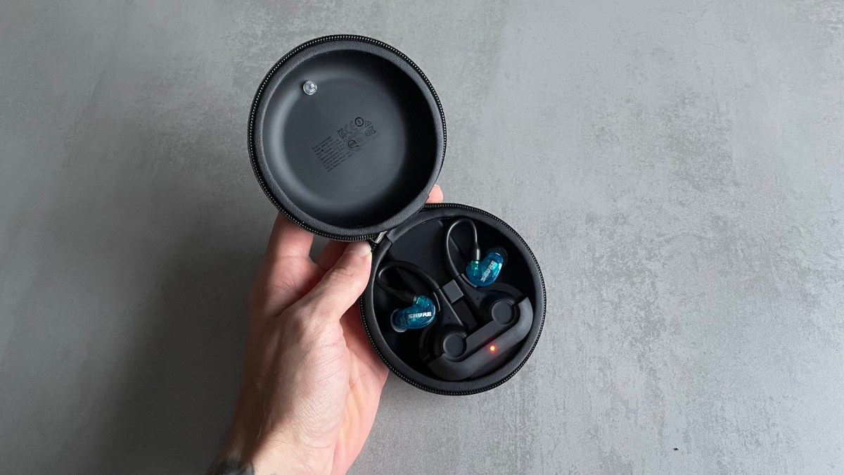 Les écouteurs Shure Aonic 215 dans leur boîtier // Source : Maxime Claudel pour Numerama Les écouteurs Shure Aonic 215 dans leur boîtier // Source : Maxime Claudel pour Numerama