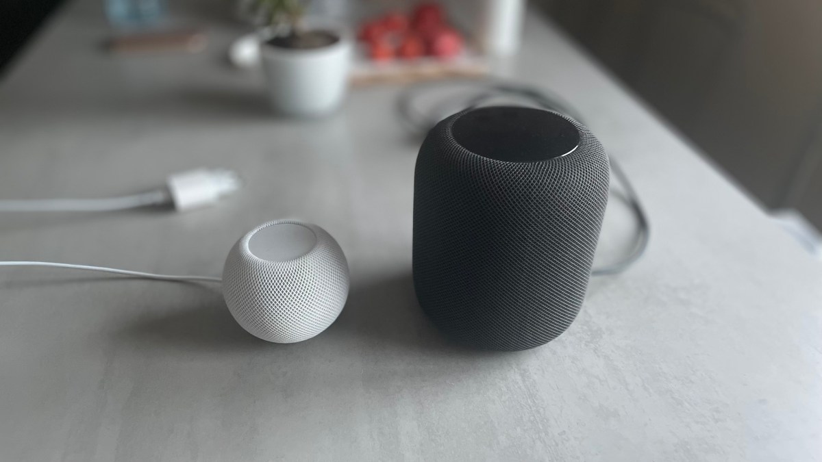 HomePod mini versus HomePod // Source : Maxime Claudel pour Numerama HomePod mini versus HomePod // Source : Maxime Claudel pour Numerama