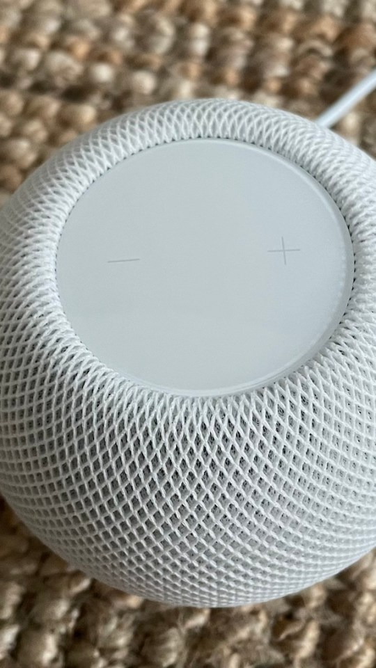 La surface tactile du HomePod mini // Source : Maxime Claudel pour Numerama La surface tactile du HomePod mini // Source : Maxime Claudel pour Numerama