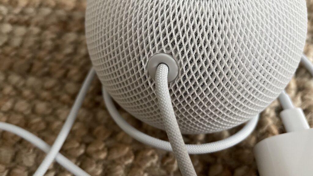 Le câble d'alimentation du HomePod mini // Source : Maxime Claudel pour Numerama Le câble d'alimentation du HomePod mini // Source : Maxime Claudel pour Numerama