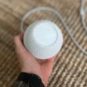 Le HomePod mini tient dans le creux de la main // Source : Maxime Claudel pour Numerama Le HomePod mini tient dans le creux de la main // Source : Maxime Claudel pour Numerama