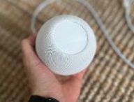 Le HomePod mini tient dans le creux de la main // Source : Maxime Claudel pour Numerama