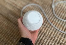 Le HomePod mini tient dans le creux de la main // Source : Maxime Claudel pour Numerama Le HomePod mini tient dans le creux de la main // Source : Maxime Claudel pour Numerama