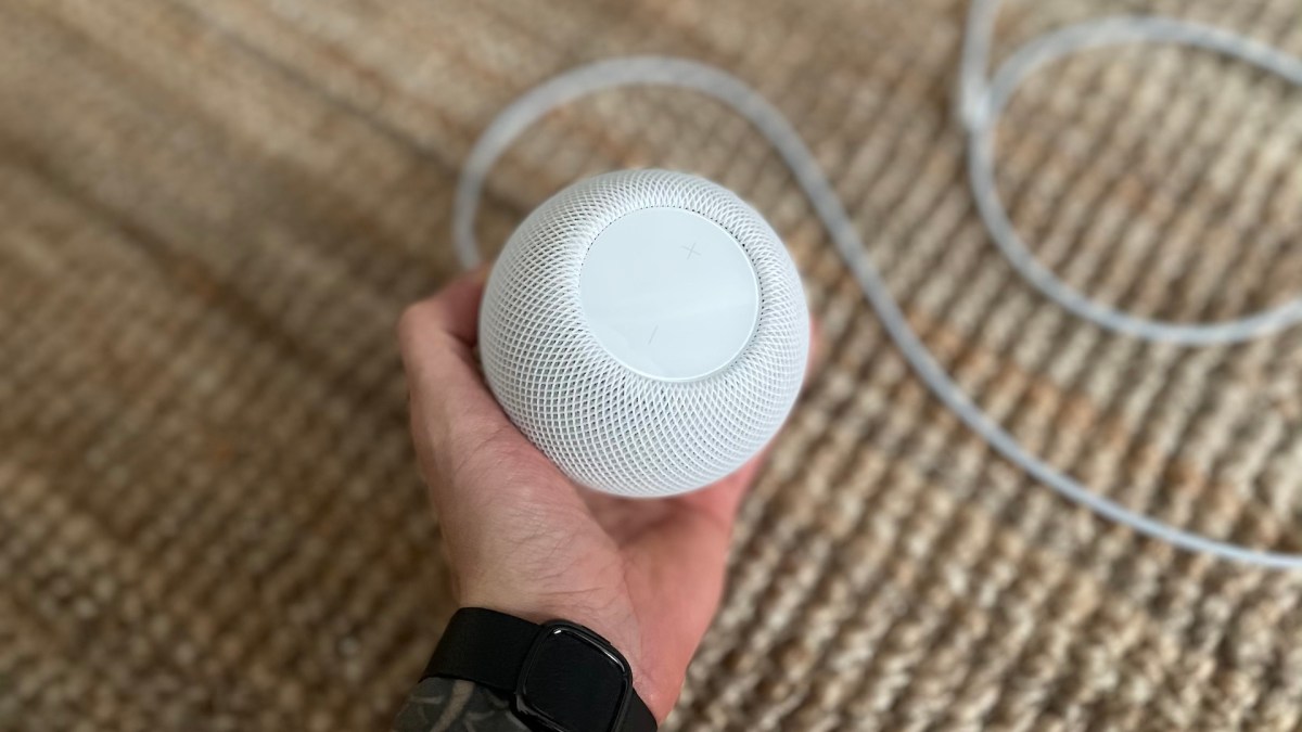 Le HomePod mini tient dans le creux de la main // Source : Maxime Claudel pour Numerama Le HomePod mini tient dans le creux de la main // Source : Maxime Claudel pour Numerama