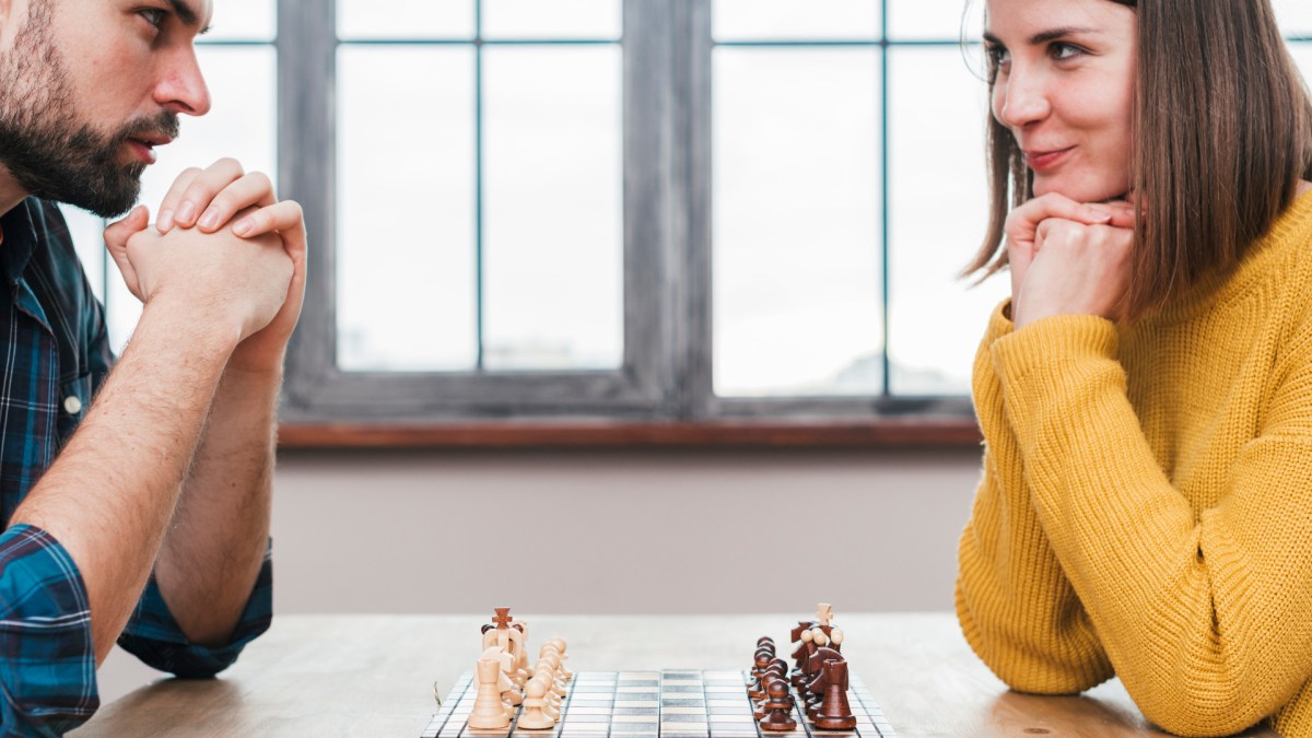 Des jeux pour deux qui changent des échecs. // Source : Freepik (photo recadrée) Des jeux pour deux qui changent des échecs. // Source : Freepik (photo recadrée)