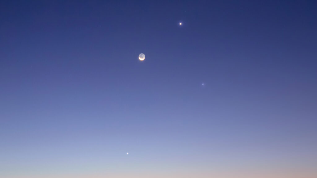 De haut en bas : Vénus, la Lune, l'étoile Spica et Mercure. // Source : Kevin Sargozza (image recadrée) De haut en bas : Vénus, la Lune, l'étoile Spica et Mercure. // Source : Kevin Sargozza (image recadrée)
