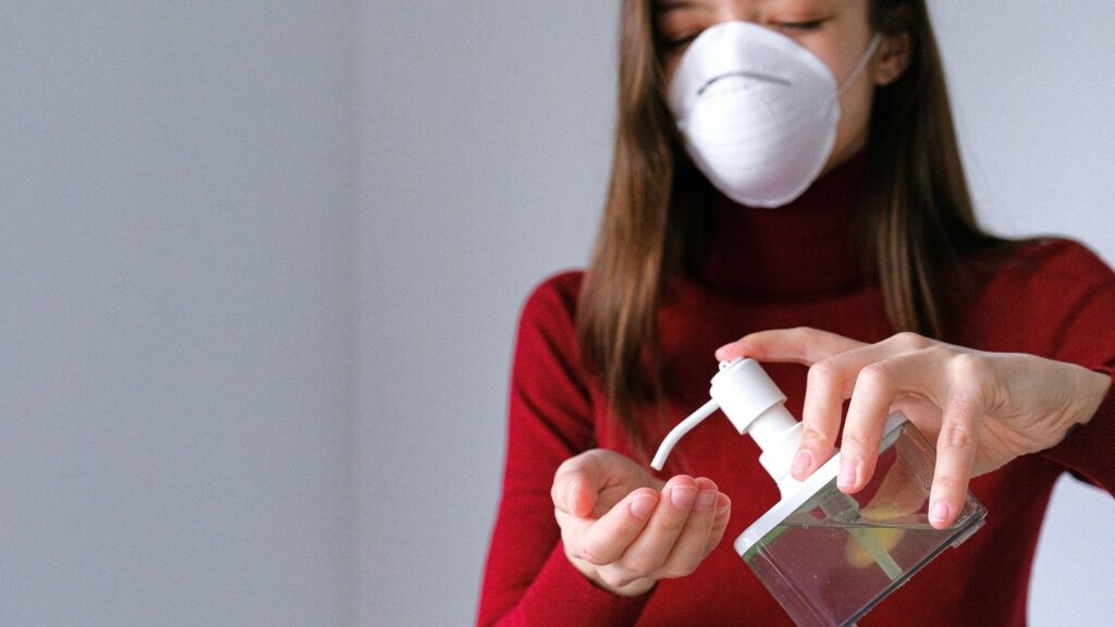 Qu'importe le masque que vous portez, il faut de toute façon combiner cette pratique avec les autres gestes barrières. // Source : Pexels