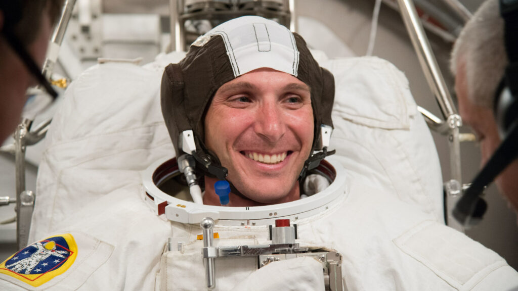 Michael Hopkins. // Source : Flickr/CC/Nasa Johnson (photo recadrée)