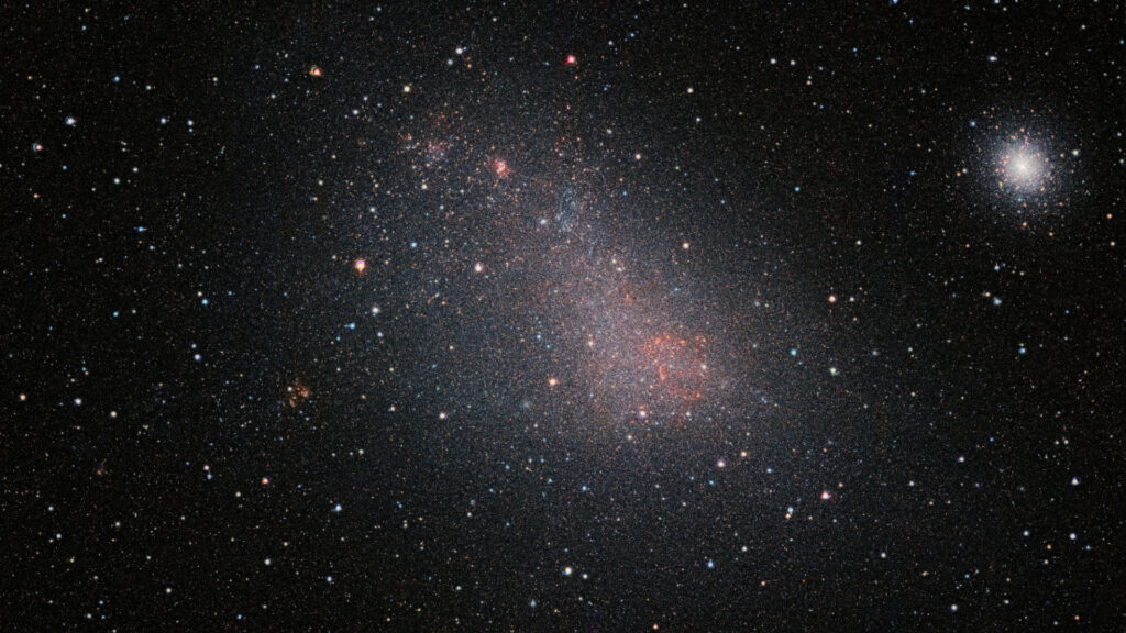 Petit Nuage de Magellan. // Source : Wikimedia/CC/ESO/VISTA VMC (photo recadrée) Petit Nuage de Magellan. // Source : Wikimedia/CC/ESO/VISTA VMC (photo recadrée)