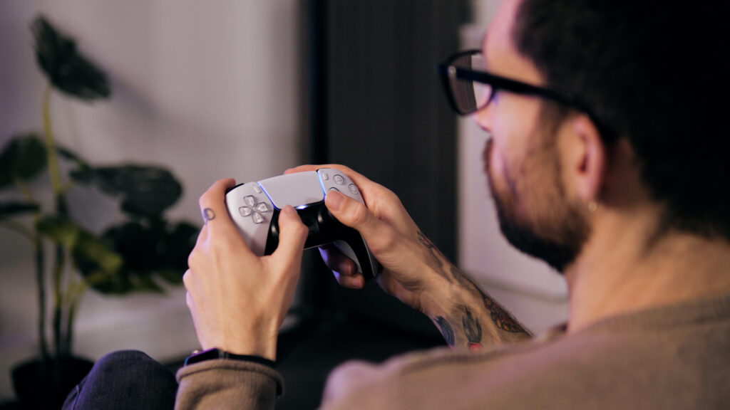 La DualSense de la PS5 // Source : Louise Audry pour Numerama La DualSense de la PS5 // Source : Louise Audry pour Numerama