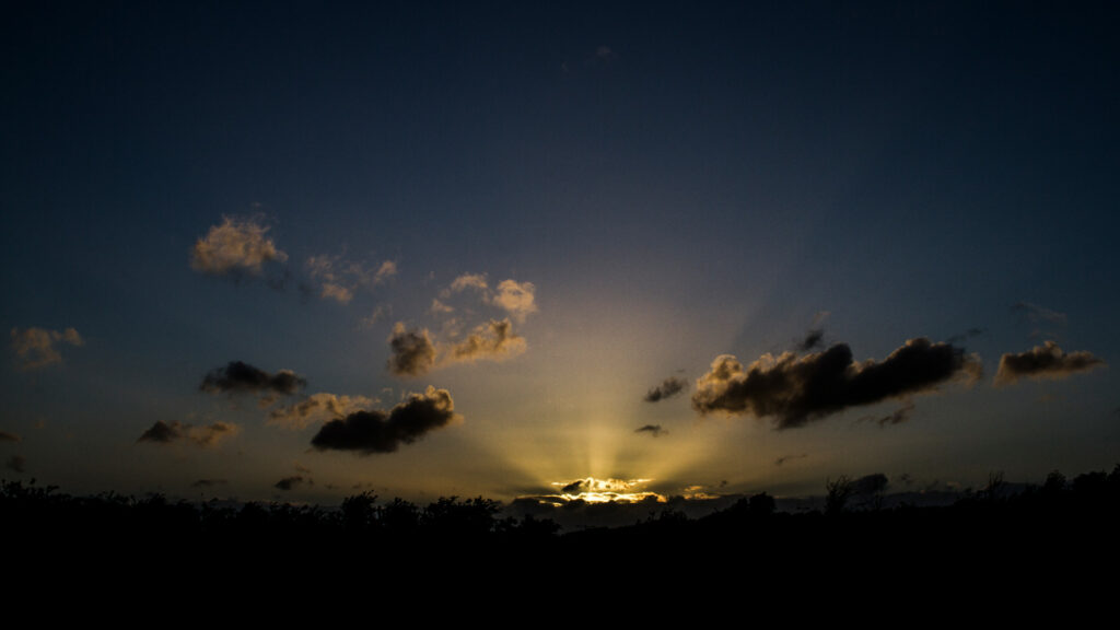 Rayons crépusculaires. // Source : Flickr/CC/Nikk (photo recadrée) Rayons crépusculaires. // Source : Flickr/CC/Nikk (photo recadrée)