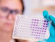 Scientifique travaillant sur un vaccin contre le coronavirus. // Source : AstraZeneca