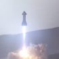 Vue d'artiste d'un décollage d'une fusée Starship. // Source : SpaceX Vue d'artiste d'un décollage d'une fusée Starship. // Source : SpaceX