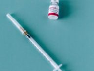 Illustration d'un vaccin contre le coronavirus. // Source : Pexels/Nataliya Vaitkevich (photo recadrée)