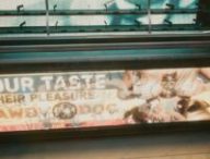 Une autre publicité pour de la nourriture pour chien dans Cyberpunk 2077 // Source : Capture d'écran Xbox
