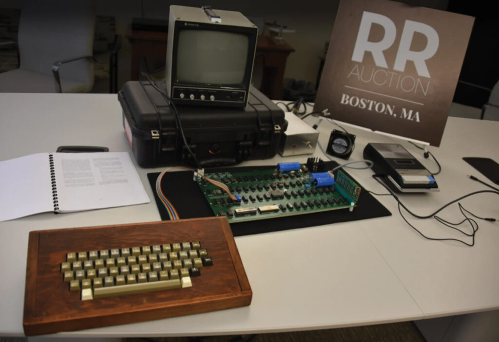 Un Apple 1, le premier ordinateur d'Apple // Source : RR Auction Un Apple 1, le premier ordinateur d'Apple // Source : RR Auction