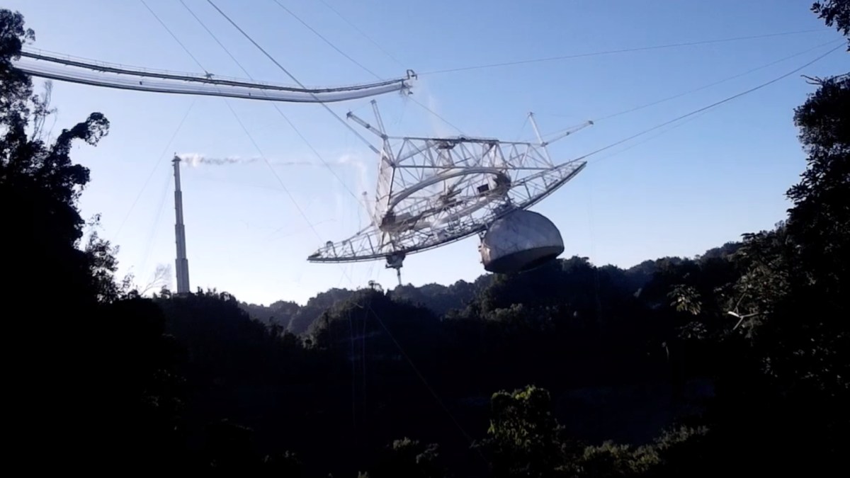 L'effondrement du radiotélescope d'Arecibo. // Source : Capture d'écran NSF L'effondrement du radiotélescope d'Arecibo. // Source : Capture d'écran NSF