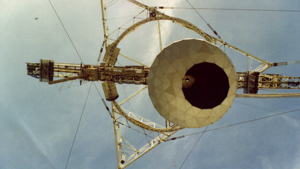 La plateforme d'instruments du radiotélescope d'Arecibo. // Source : NAIC La plateforme d'instruments du radiotélescope d'Arecibo. // Source : NAIC