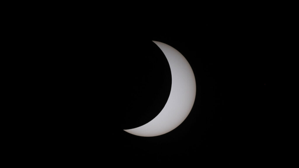 L'éclipse vue depuis Buenos Aires en Argentine. Le Soleil est occulté à 75 %. // Source : Flickr/CC/Guille . (photo recadrée) L'éclipse vue depuis Buenos Aires en Argentine. Le Soleil est occulté à 75 %. // Source : Flickr/CC/Guille . (photo recadrée)