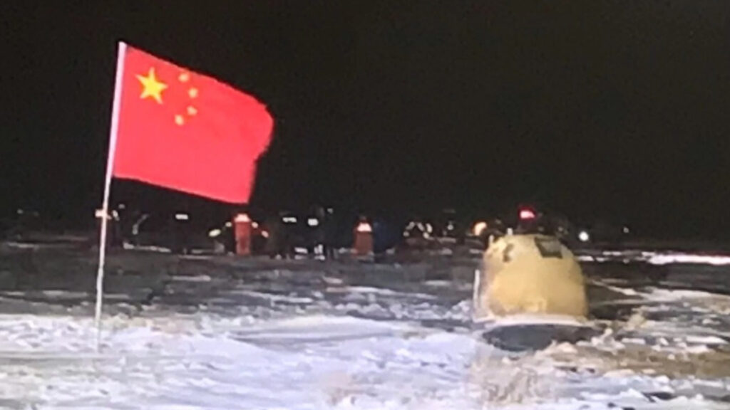 La capsule de Chang'e 5 revenue sur Terre. // Source : CNSA (image recadrée) La capsule de Chang'e 5 revenue sur Terre. // Source : CNSA (image recadrée)