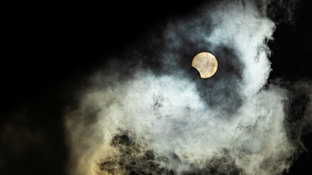 L'éclipse du 14 décembre 2020 vue depuis São Paulo au Brésil. // Source : Flickr/CC/Ariadne Barroso (photo recadrée) L'éclipse du 14 décembre 2020 vue depuis São Paulo au Brésil. // Source : Flickr/CC/Ariadne Barroso (photo recadrée)