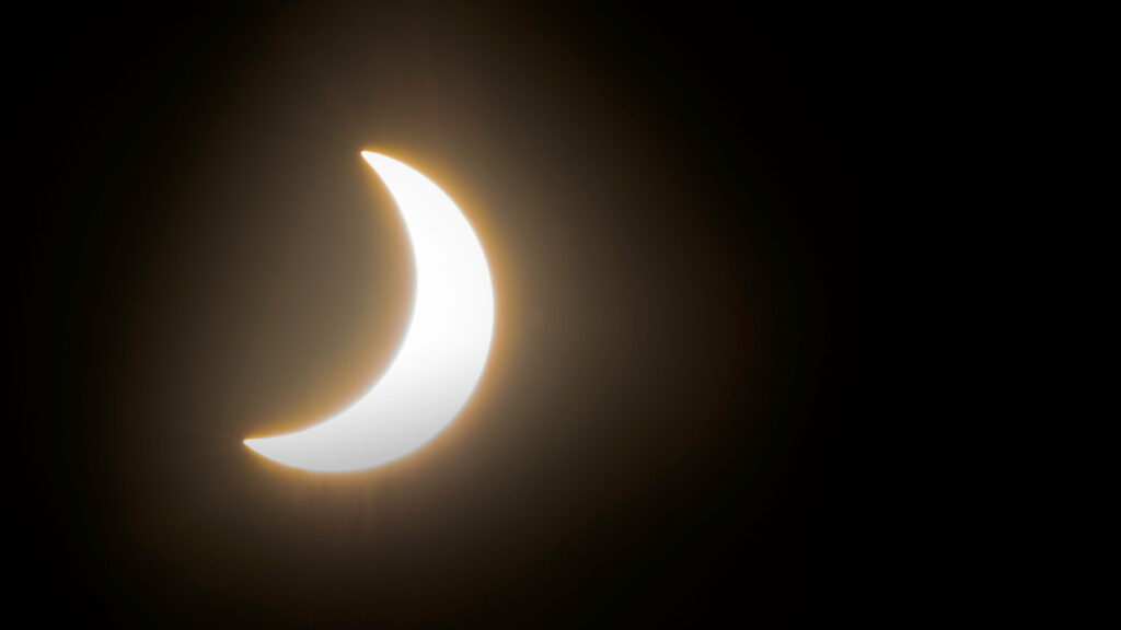 L'éclipse du 14 décembre 2020 vue de l'Uruguay. // Source : Flickr/CC/Jimmy Baikovicius (photo recadrée) L'éclipse du 14 décembre 2020 vue de l'Uruguay. // Source : Flickr/CC/Jimmy Baikovicius (photo recadrée)