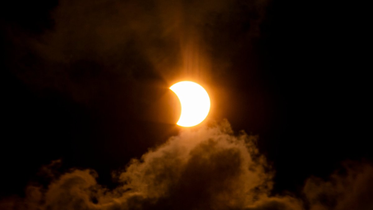 L'éclipse vue depuis Itapevi au Brésil. // Source : Flickr/CC/Prefeitura de Itapevi/Felipe Barros | ExLibris | PMI (photo recadrée) L'éclipse vue depuis Itapevi au Brésil. // Source : Flickr/CC/Prefeitura de Itapevi/Felipe Barros | ExLibris | PMI (photo recadrée)