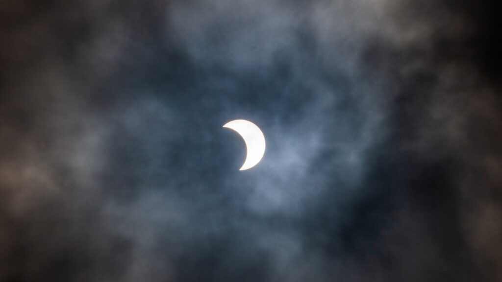 Éclipse solaire du 21 juin 2020. // Source : Flickr/CC/DraconianRain (photo recadrée) Éclipse solaire du 21 juin 2020. // Source : Flickr/CC/DraconianRain (photo recadrée)