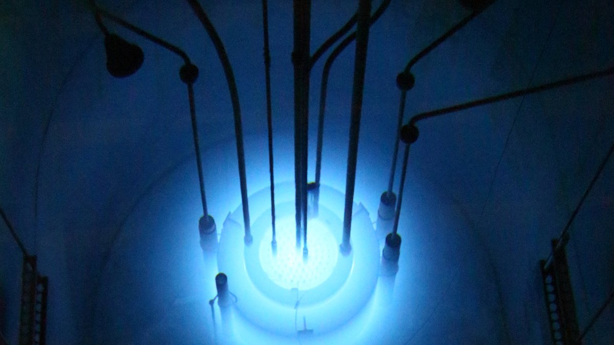 L'effet Vavilov-Tcherenkov dans le Reed Research Reactor. // Source : Flickr/CC/Don McCullough (photo recadrée) L'effet Vavilov-Tcherenkov dans le Reed Research Reactor. // Source : Flickr/CC/Don McCullough (photo recadrée)