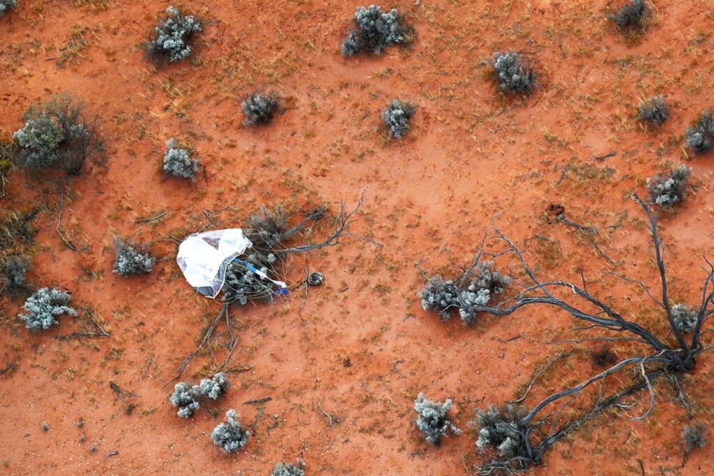 La récupération des échantillones d'Hayabusa 2 // Source : JAXA La récupération des échantillones d'Hayabusa 2 // Source : JAXA